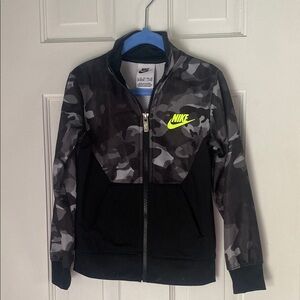 Nike Camo Zip-Up Jacket with Neon Logo Size XS (4) Boys